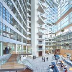 Zijaanzicht van The Edge gebouw met opvallende glazen façade.