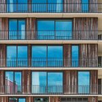 Detail van een modern gebouw in Amsterdam, kavel 20E.