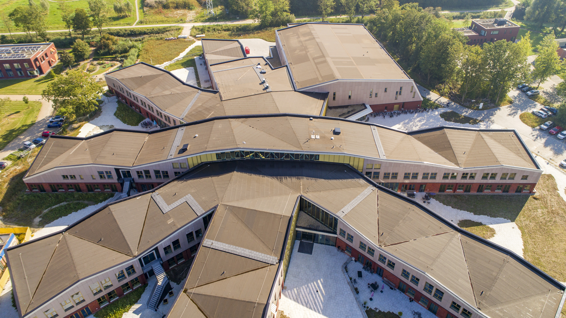 Voorzijde van De Tirrel in Winsum met moderne architectuur en glazen gevel.