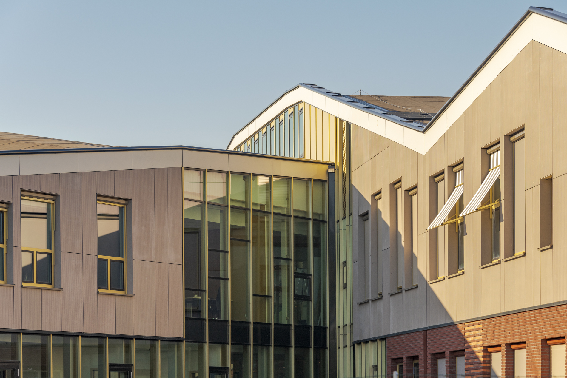 Close-up van de gevel van De Tirrel in Winsum met moderne architectonische details.